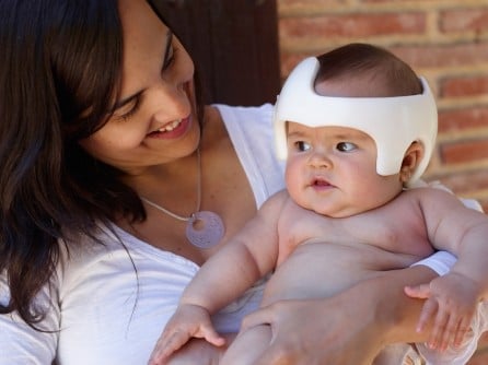 Baby mit Helm