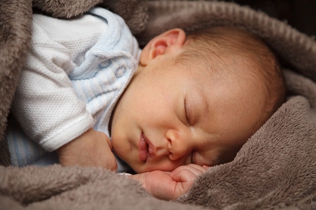 Com ha de dormir un nadó al bressol